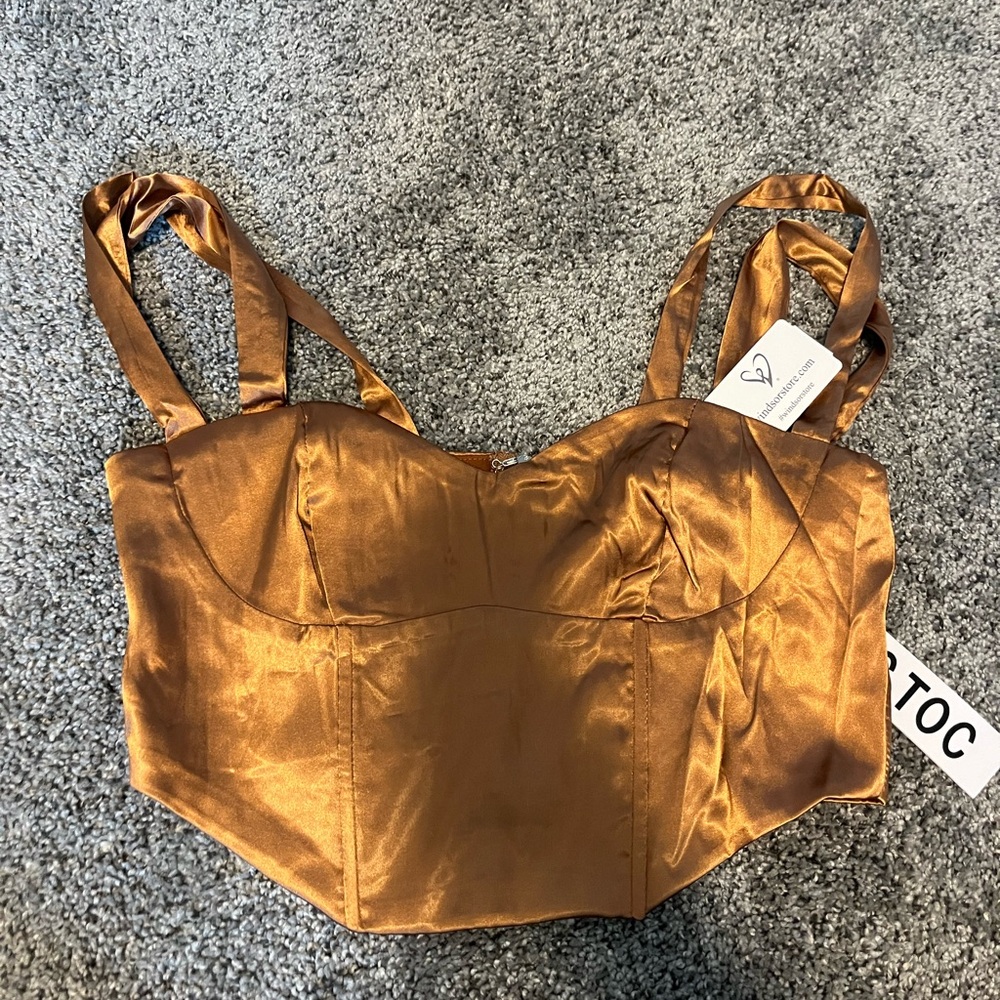 BNWT Windsor top